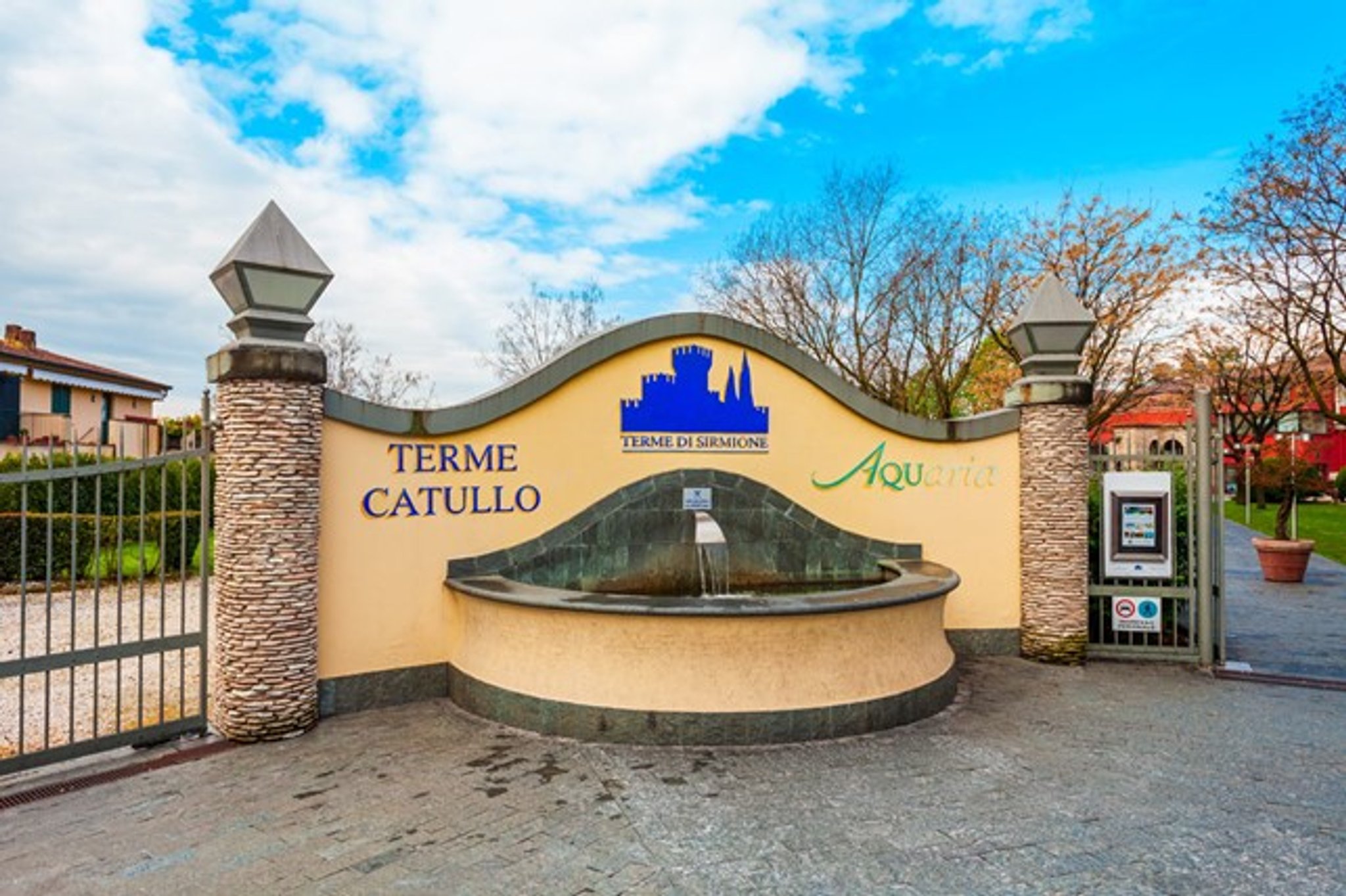 Terme di Sirmione: Salute e Relax con Acqua Termale Sulfurea Immagine per l'articolo: Terme di Sirmione: Salute e Relax con Acqua Termale Sulfurea